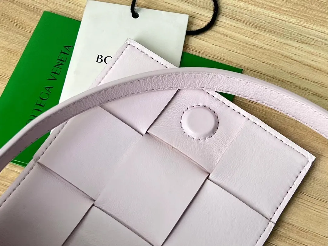 The new sheepskin checkered Mini cassette Bag. This cutie has been blown away even before it’s shipped. Available in waxed leather/sheepskin. Both leathers have a special texture to the touch. The cute cutie has a stunning appearance. 💓Super delicate and cute. Although it can’t fit a mobile phone, it can hold a lot of everyday cuties. It can be used as an ornament or a small bag. The mini Tabby can always add points to the look just right. A cutie with a 100% repeat rate when traveling. Get the same style as the street item. The shoulder strap is just right for one shoulder or crossbody. It’s perfect~ Size: 12x8x4 Style No.: 6813